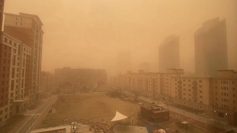 Sever Číny včetně Pekingu ochromil oranžový písek z pouště. Zrušeny stovky letů